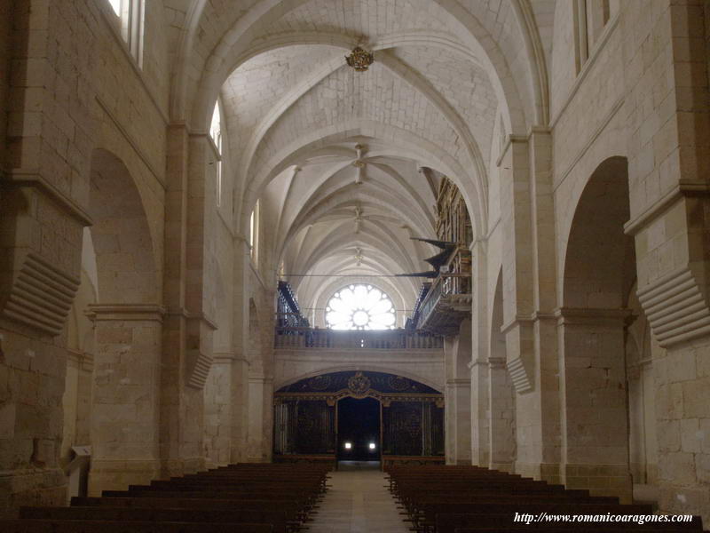 INTERIOR DEL TEMPLO HACIA LOS PIES